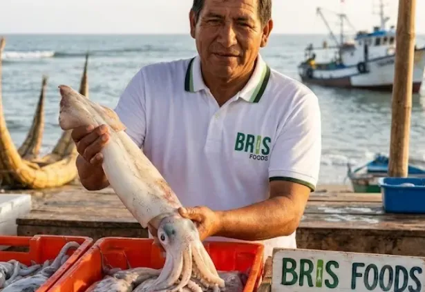 Trabajador mostrando una pota recién capturada